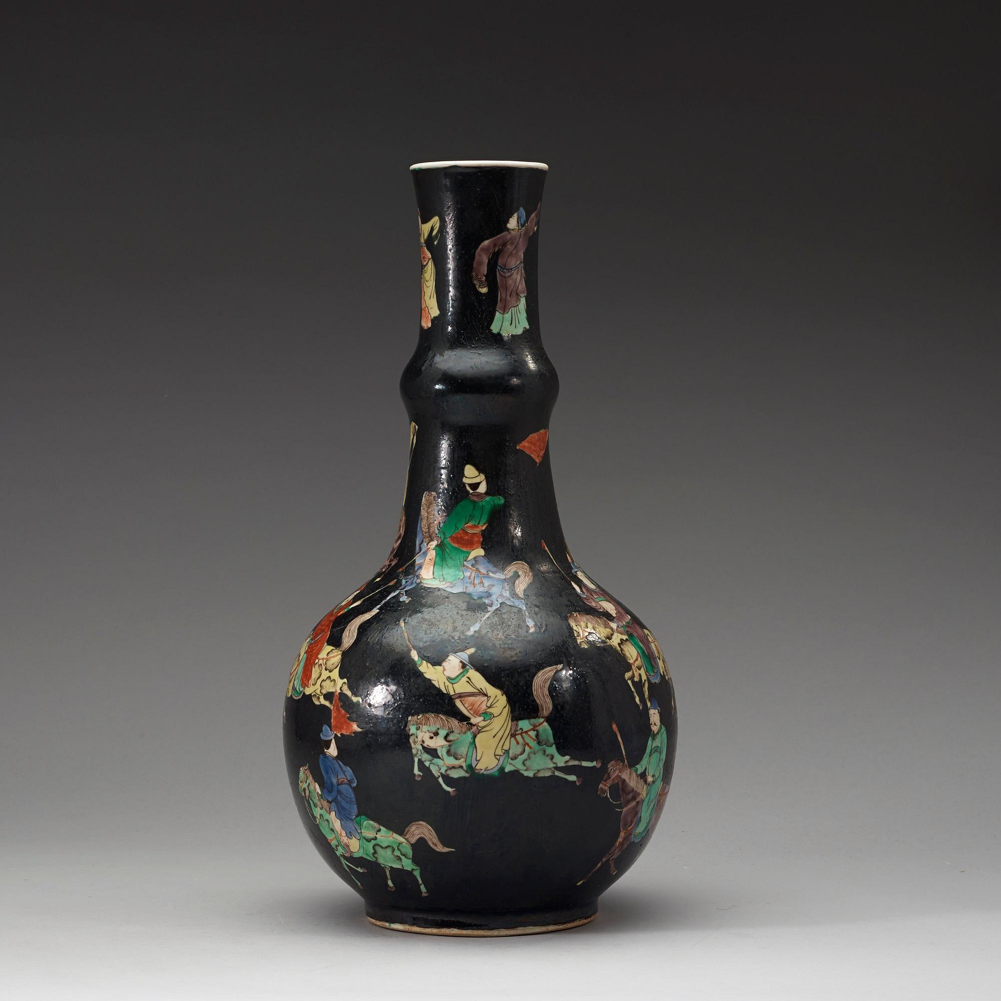A famille noire vase, late Qing dynasty (1644-1912).