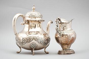 KAFFEKANNA och GRÄDDKANNA, silver, importstämplar resp otydl stämplar Härnösand. Vikt c:a 450 + c:a 130 g.