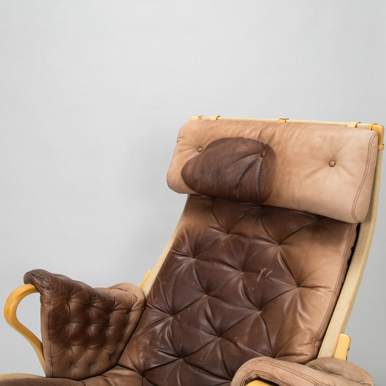 Bruno Mathsson, fåtölj med fotpall, "Pernilla", för DUX, formgiven 1944.