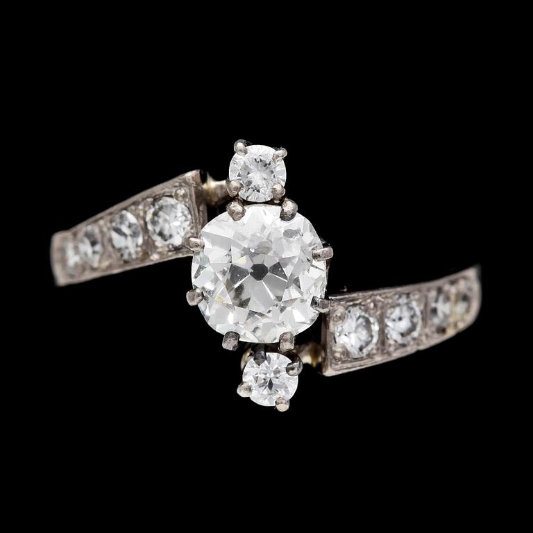 RING, antique cut diamond, app. 0.55 cts and smaller diamons on the sides.