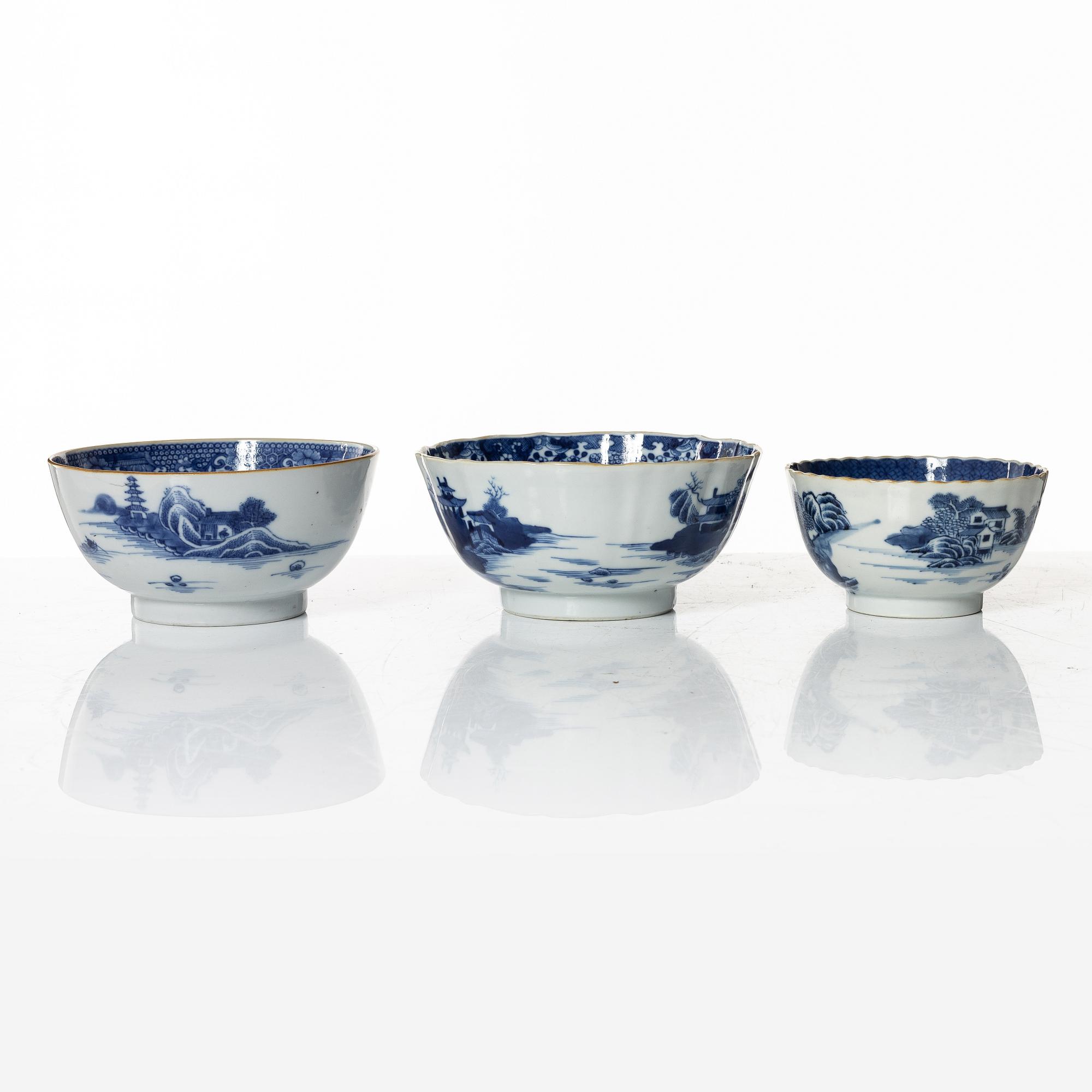 A set of five Chinese export porcelain bowls, Qing dynasty, Qianlong (1736-95).