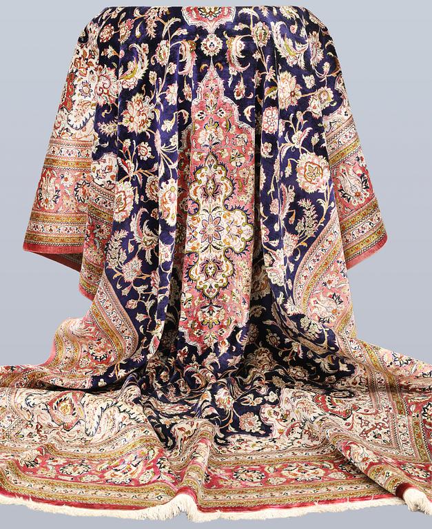 Matta, Ghom, silke, ca 340 x 239 cm.