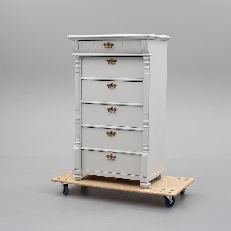 A late 19th century chest of drawers.