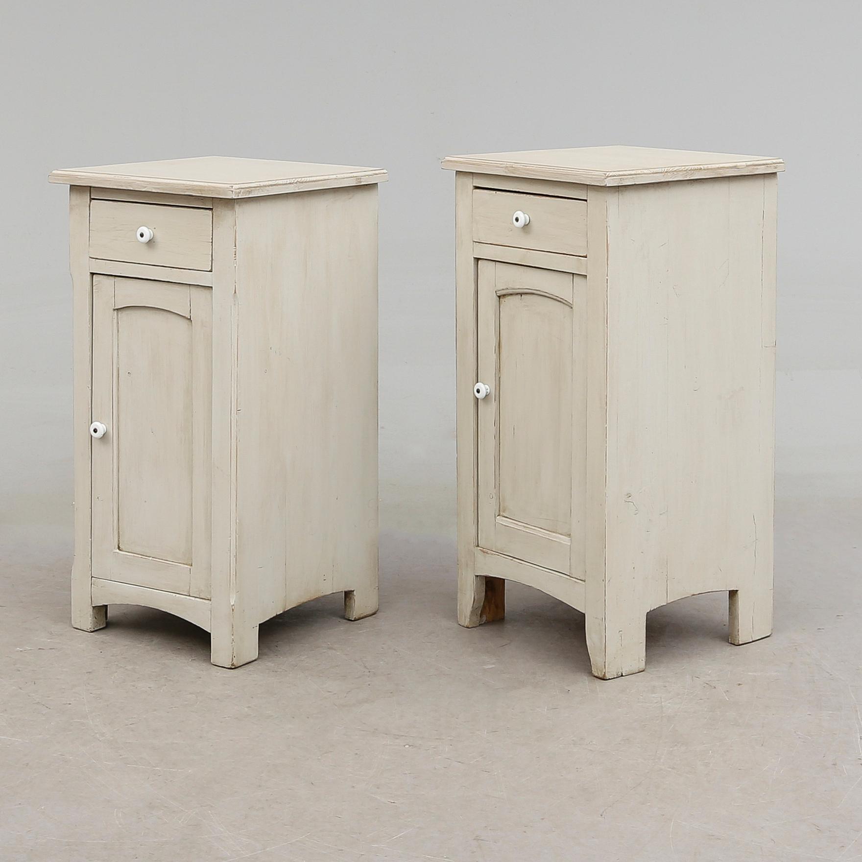 SÄNGBORD, 2 st snarlika, 1900-talets första hälft.