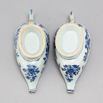 A pair of blue and white export porcelain sauce boats, Qing dynasty, Qianlong (1736-95).