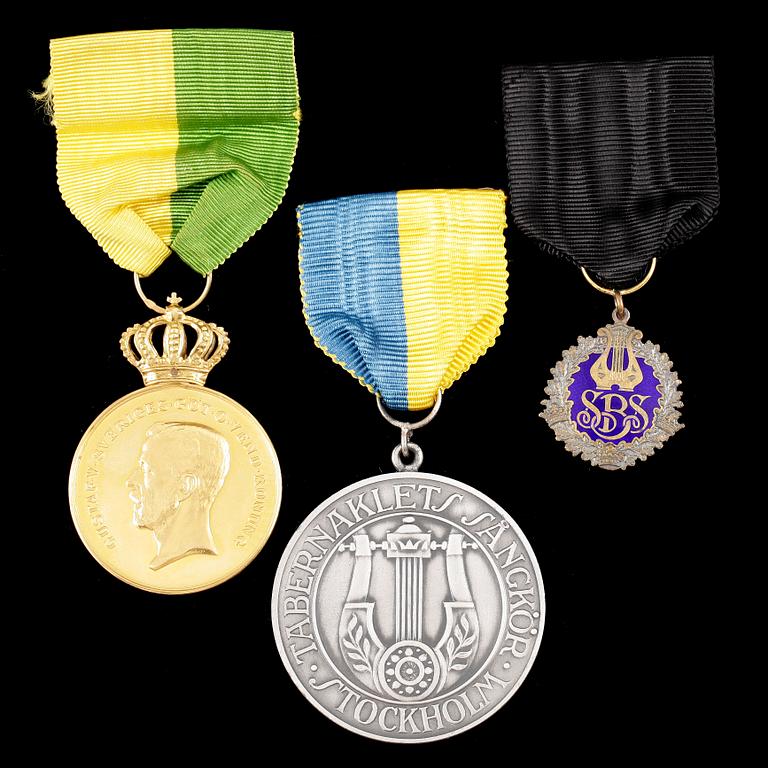 MEDALJER, 3st, en 18k guld, Kungliga Patriotiska Sällskapet, 1943. Vikt ca 30g.