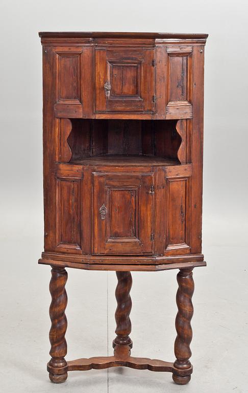 HÖRNSKÅP, delvis 1700-tal.