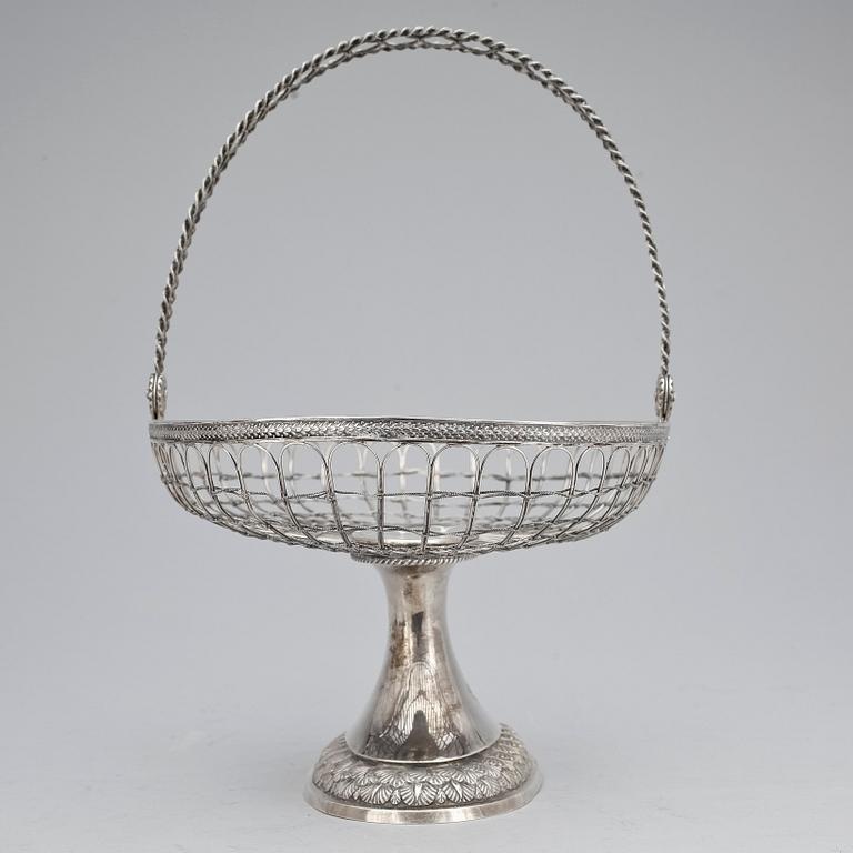 FRUKTKORG, silver, otydliga Svenska stämplar, 1800-tal. Vikt ca 536 g.