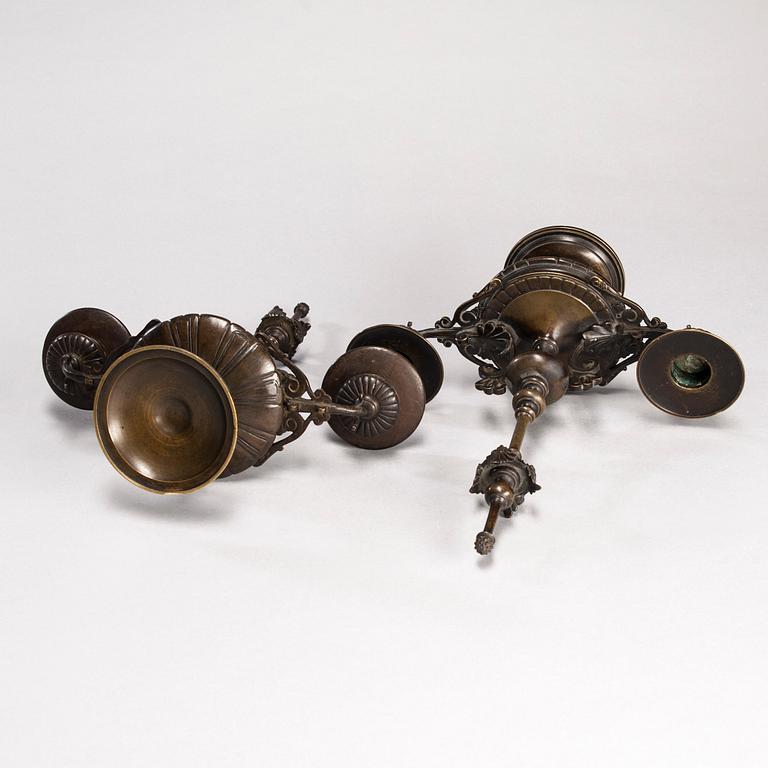 LJUSSTAKAR, ett par, patinerad brons, regency, England, 1800-talets slut.