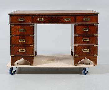 SKRIVBORD, engelsk stil. 1900-talets andra hälft.