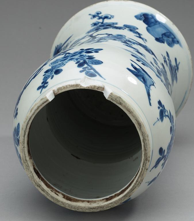 A blue and white vase, Qing dynasty, Kangxi (1662-1722).