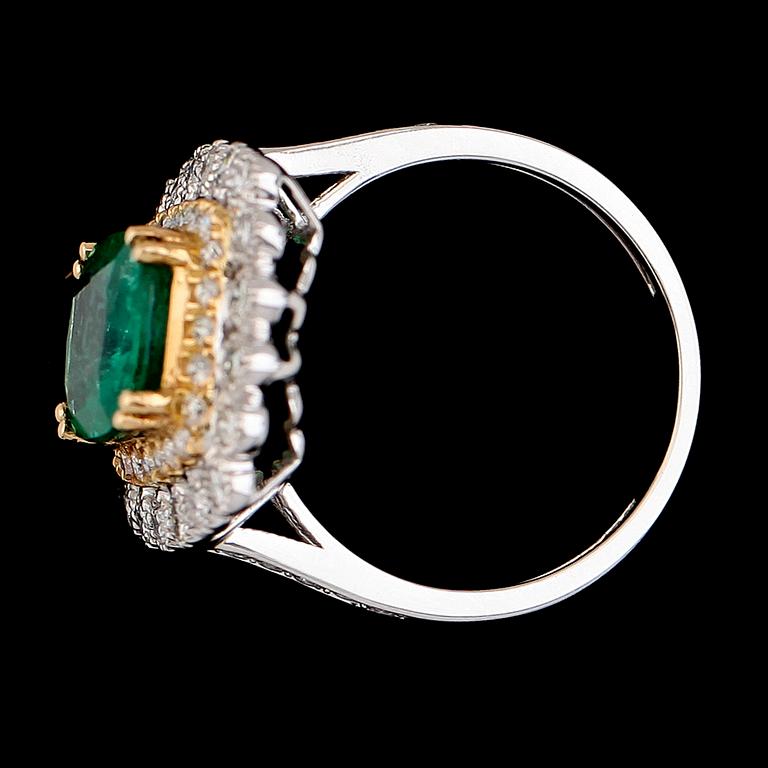 RING, 18K vitguld/guld, smaragd ca 2.85 ct, diamanter tot ca 0.95 t.