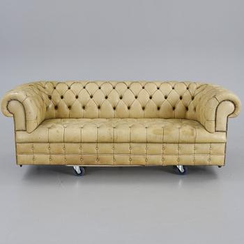 SOFFA, Chesterfieild-modell, 1900-talets andra hälft.