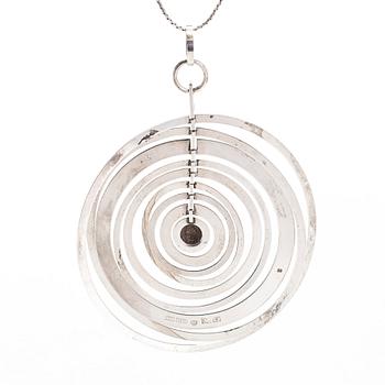 Tapio Wirkkala, hänge "Silvermåne", sterling silver, Westerback, Helsingfors 1971, kedja medföljer.