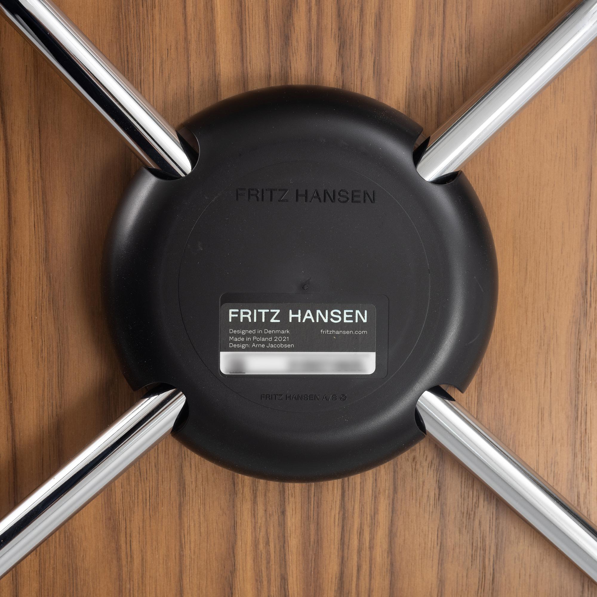 Arne Jacobsen, stol "Sjuan", Fritz Hansen, Danmark, daterad 2021.