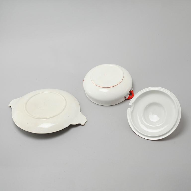 An eartheware tureen and a serving dish from Göteborg, early 20th century.