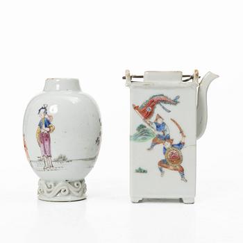 Tesdosa, porslin, Kina, 1700-tal samt tekanna, porslin, Kina, 1800-tal.