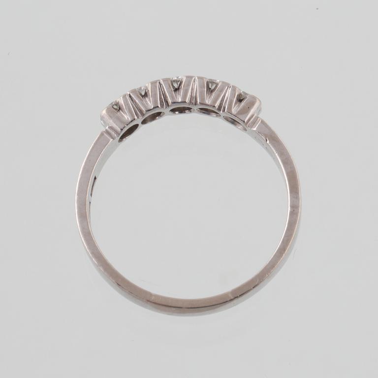 RING, 18K vitguld med 5 briljantslipade diamanter 0.50 ct,  Jarl Sandin, Göteborg, 1972. Vikt 3,7 gram.