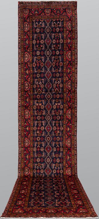 A Hamadan runner, approx. 540 x 110 cm.