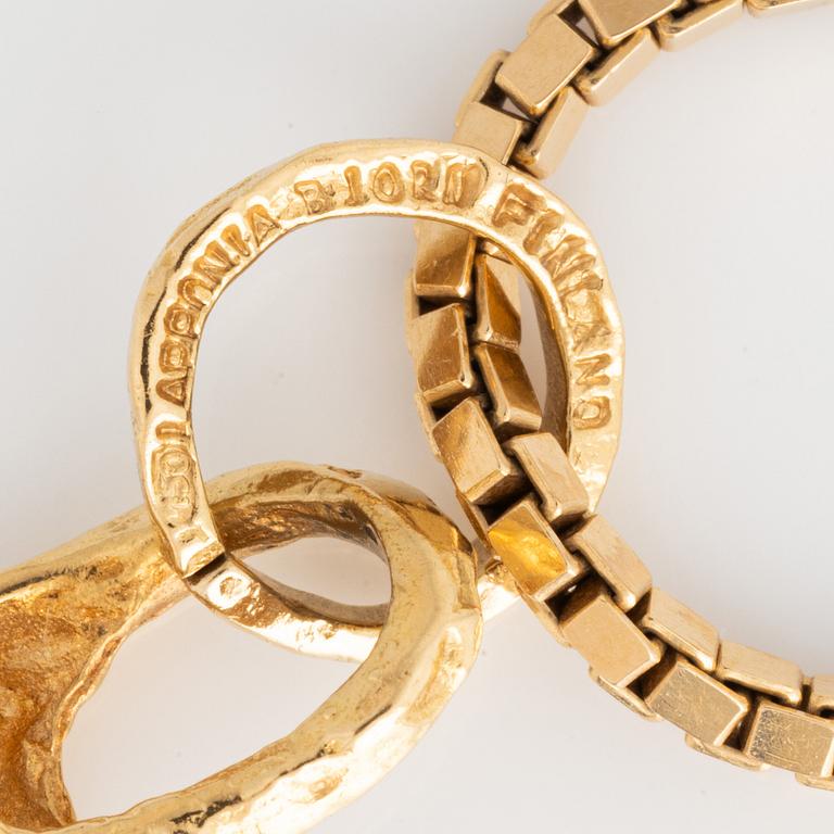An 18K gold Lapponia pendant set with a round brilliant-cut diamond.