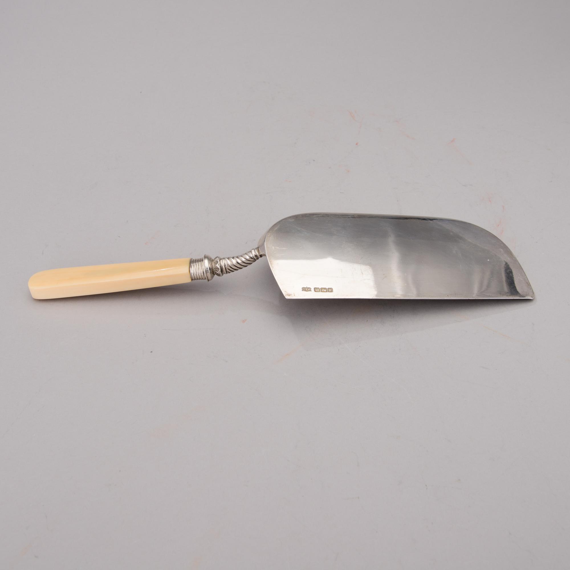 AN EDWARDIAN SILVER CRUMBER, marks of Mappin & Webb, Sheffield 1904.