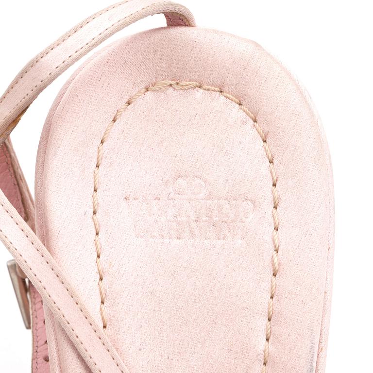 VALENTINO, a pair of leopard printed slingbacks. Size 38 1/2.