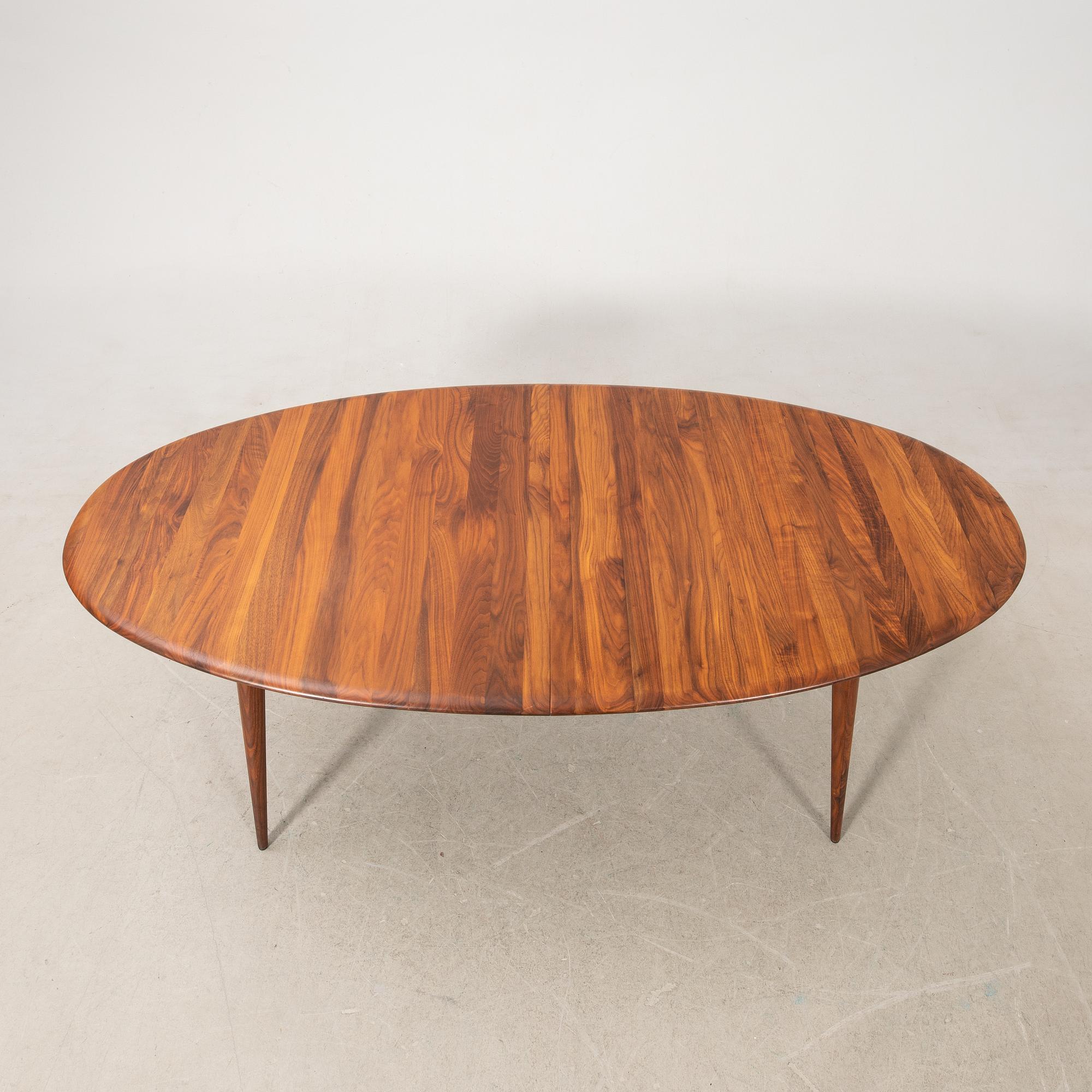 Nissen & Gehl, dining table, "Naver point" model 9942, period piece.