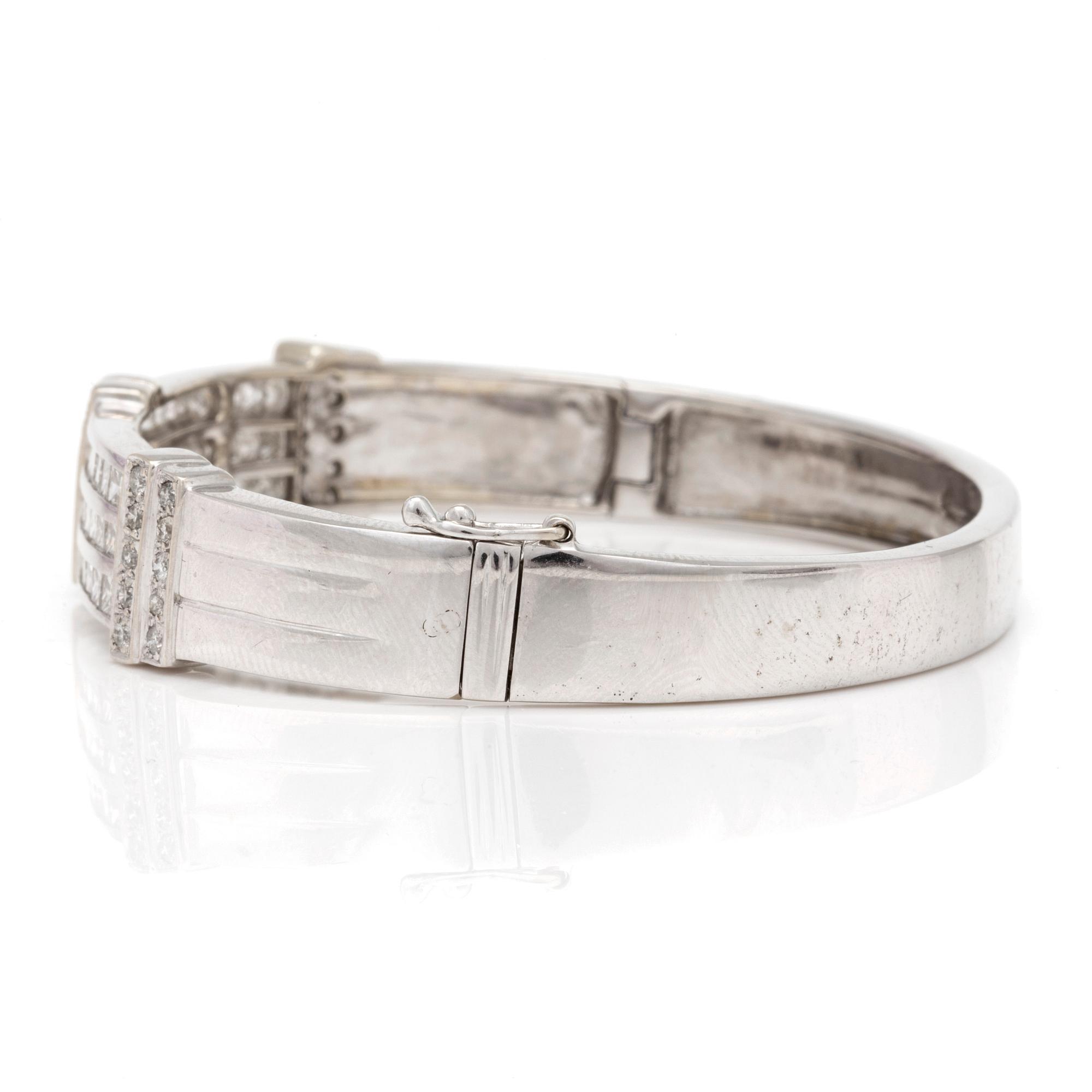 ARMRING med prinsess- och fasettlipade diamanter.