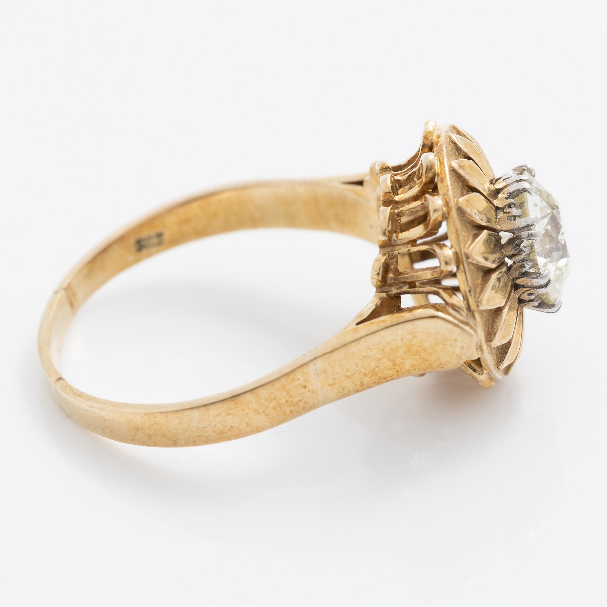 Ring, 14K gold, with an old-cut diamond of approximately 2 ct.