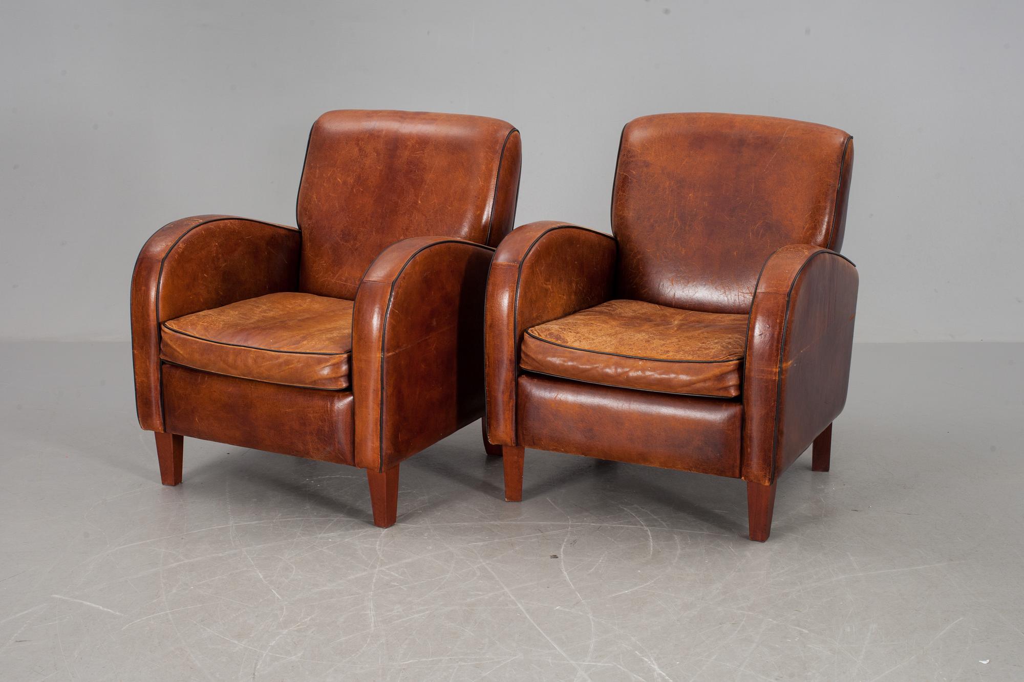 CLUBFÅTÖLJER, ett par, 1900-talets fjärde kvartal.