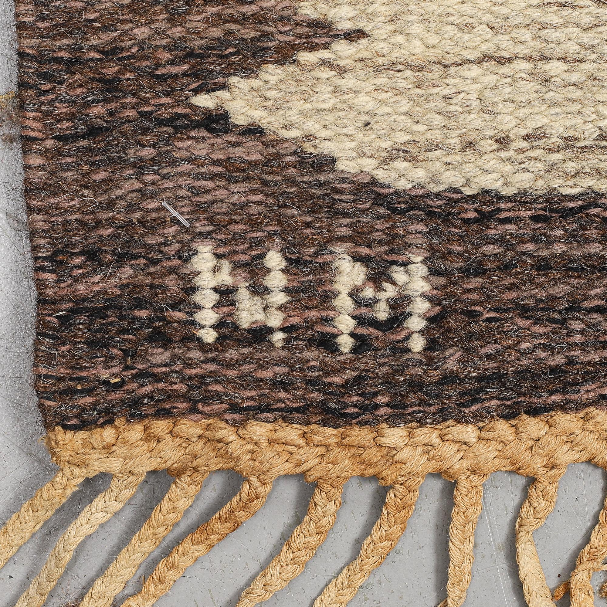 Berit Koenig, matto, "Viggen, grå", flat weave, ca 400,5 x 244 cm, signed BK SH.