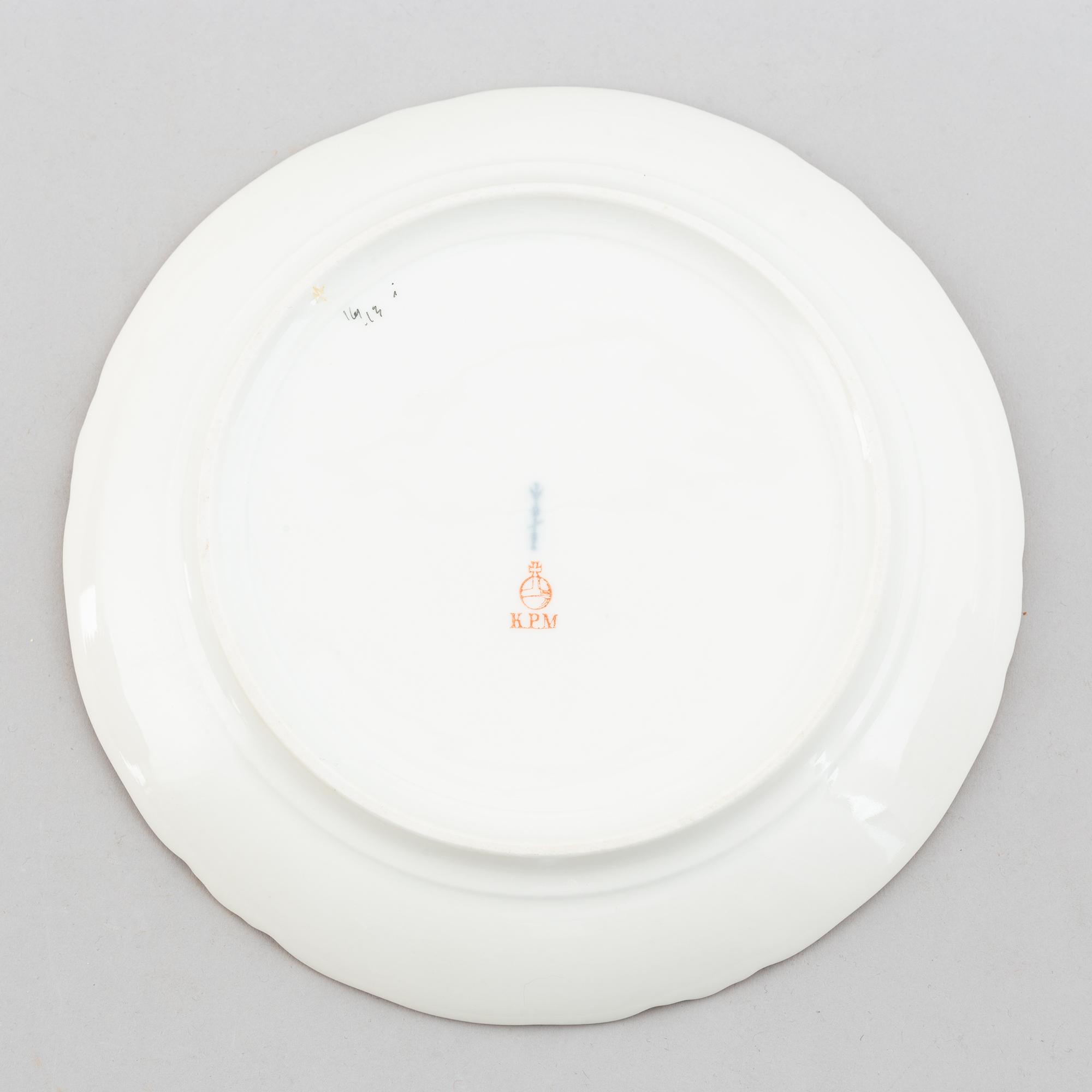 A set of 26 Berlin KPM fruit dishes, circa 1900.