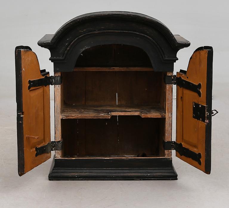 HÄNGSKÅP, 1700-tal.