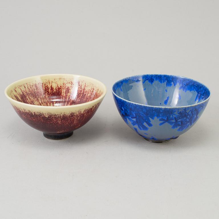 A lot of two glazed stoneware bowls by Isak Isaksson, Sweden.
