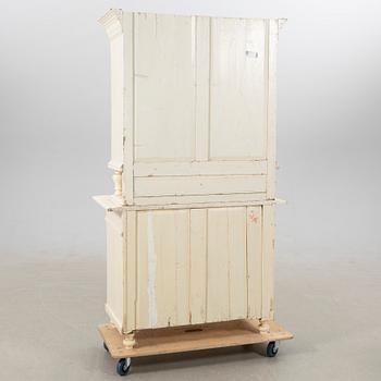 Vitrinskåp, 1900-talets första hälft.