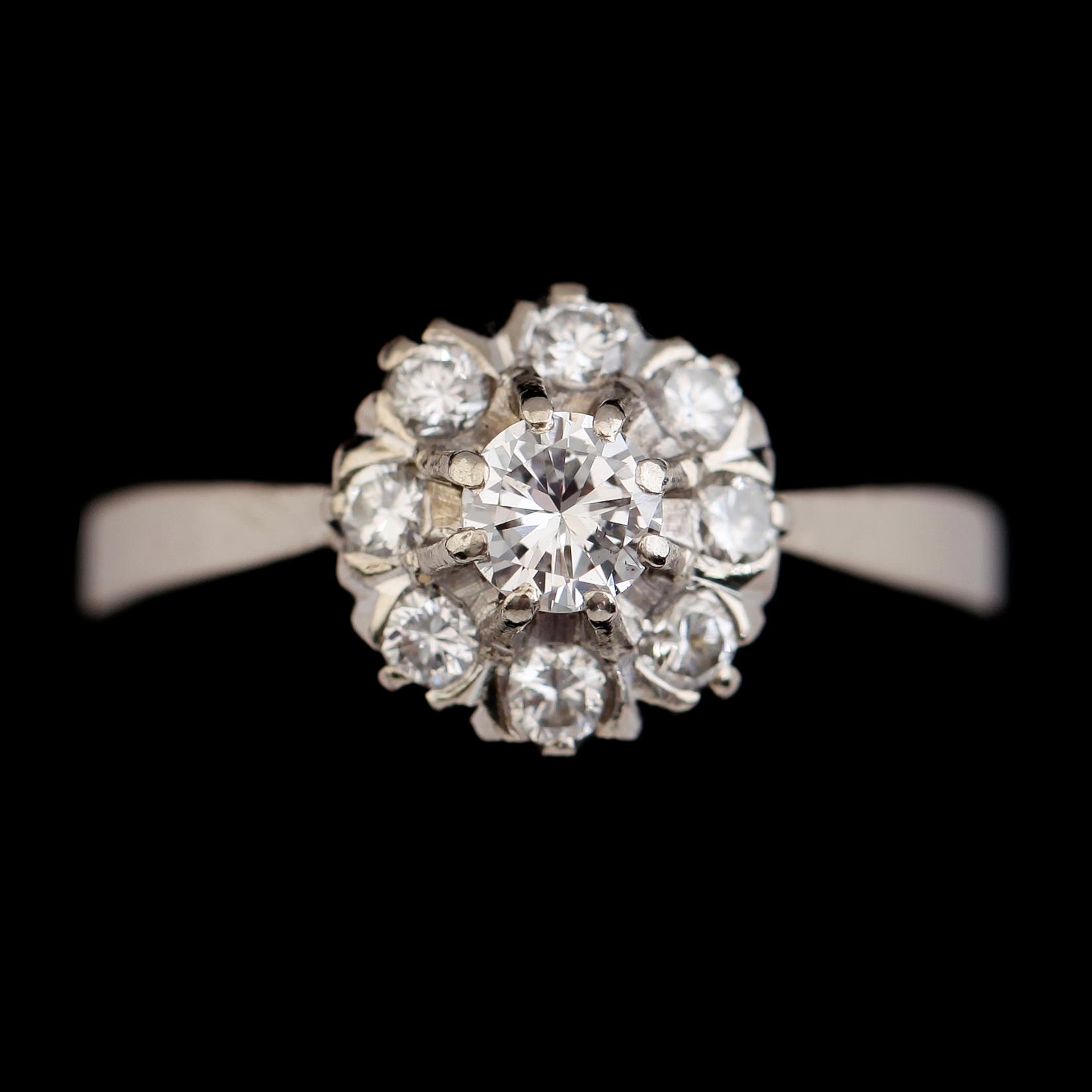 RING, 18 k vitguld, briljantslipade diamanter tot 0.48 ct. Vikt 3,3 g.