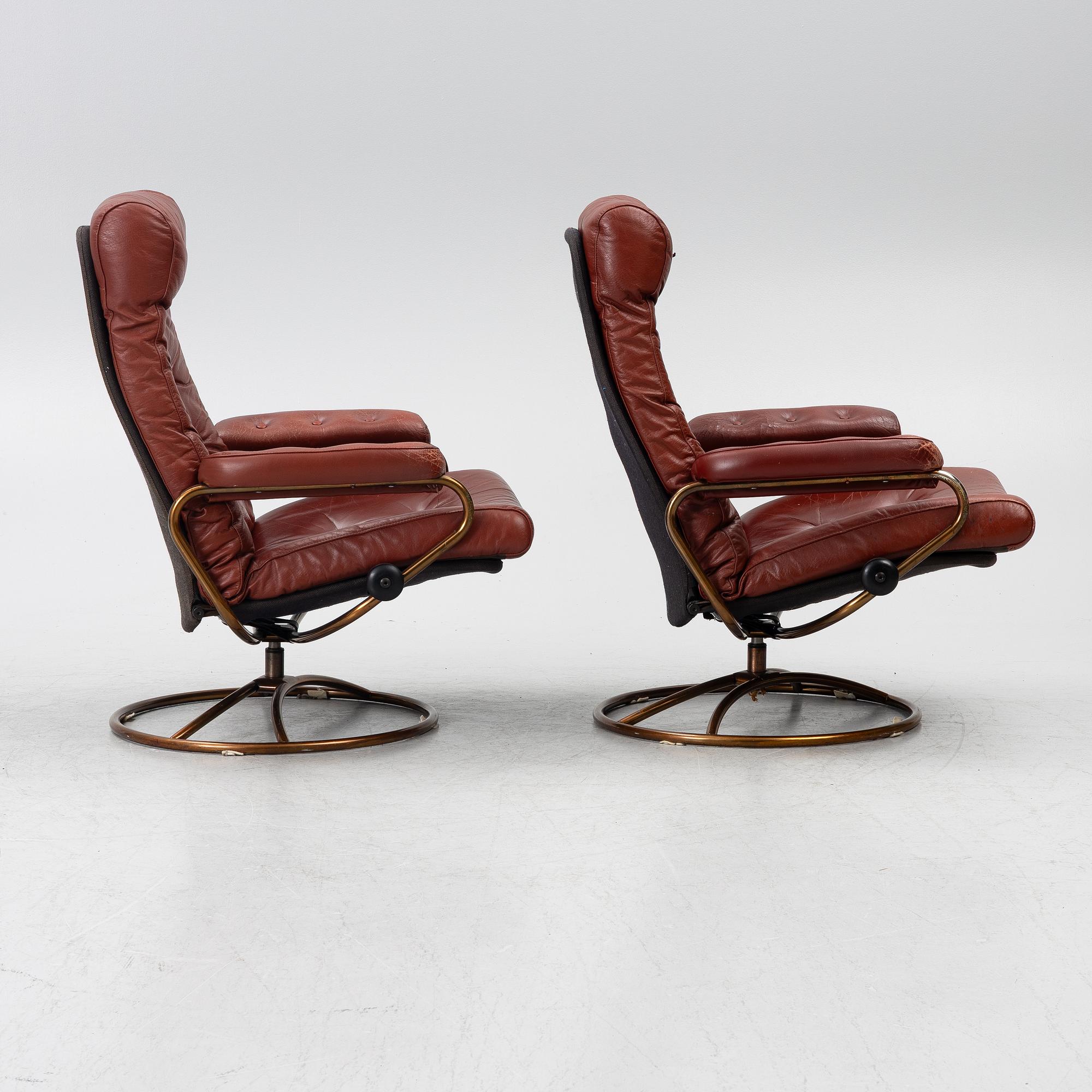Fåtöljer, ett par, med fotpall, 1970-tal.