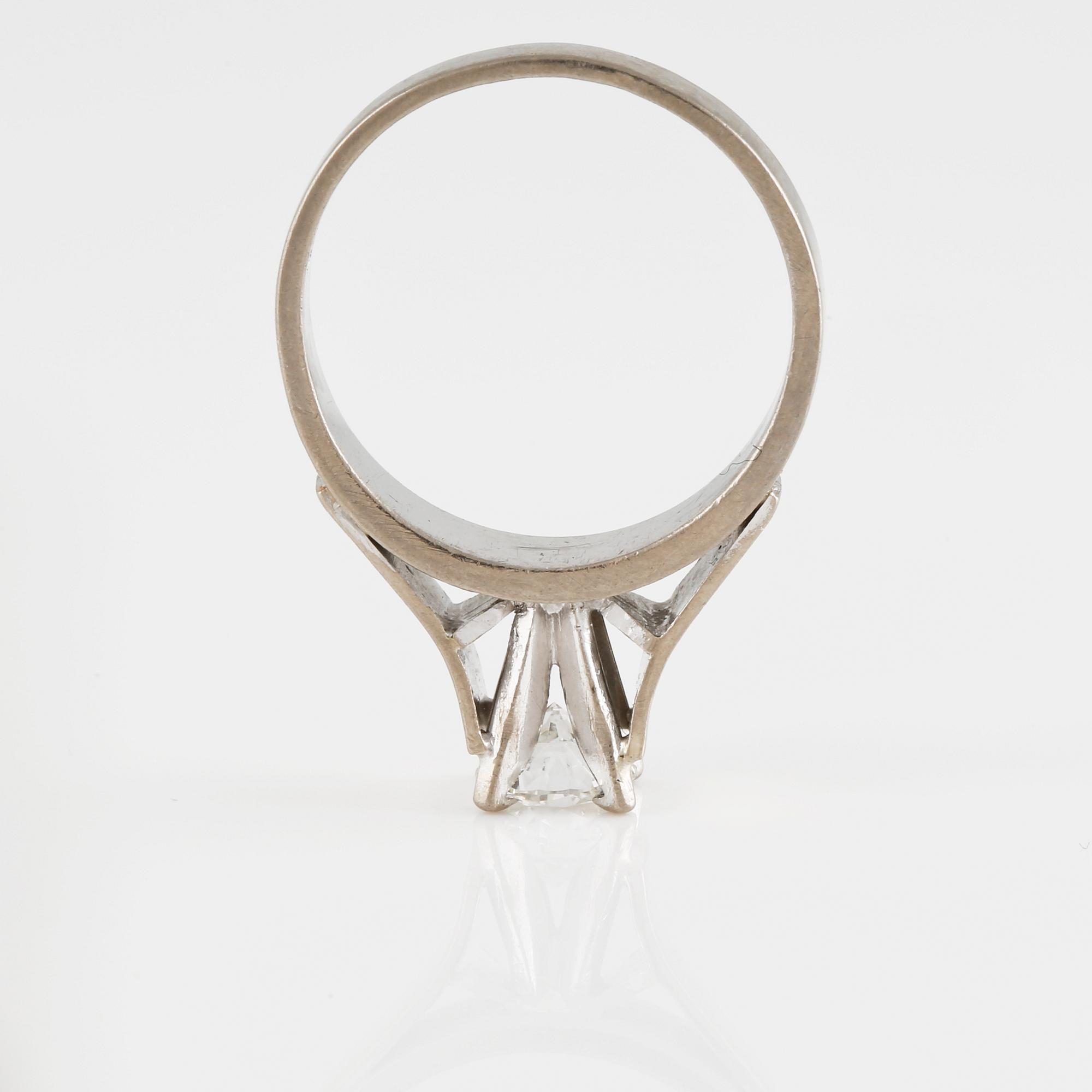 RING, 18K vitguld med briljantslipad  diamant ca 0.5 ct, utländska stämplar. Vikt 4,7 gram.