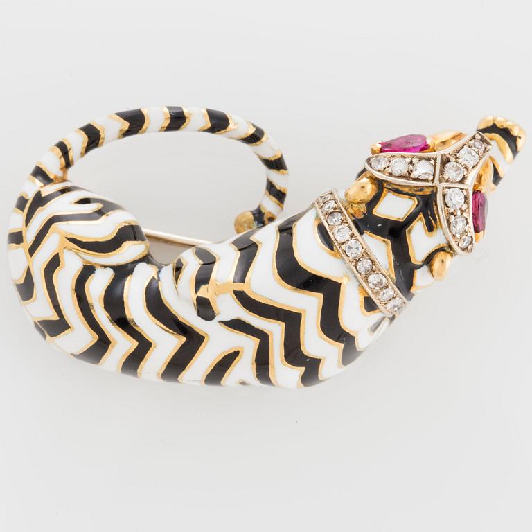 A cat brooch in 18K gold decorated with black and white enamel and set with round brilliant-cut diamonds.