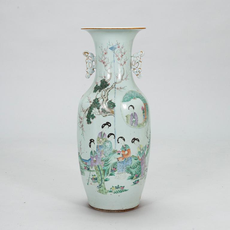 A Chinese porcelain vase by Wang Tong Shun, 20th Century.