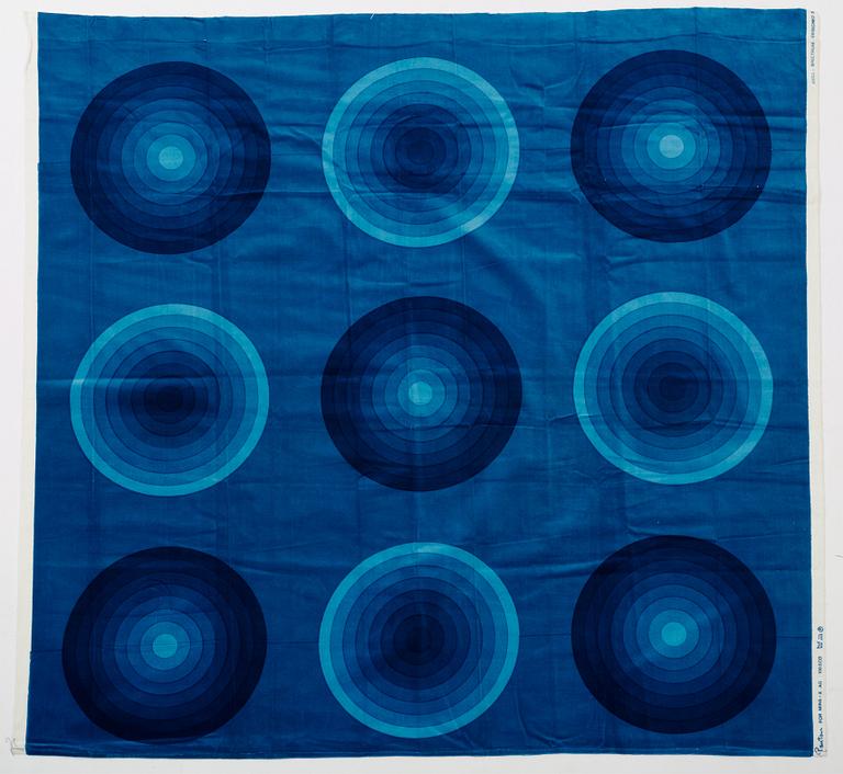 Verner Panton, GARDINLÄNGD OCH PROVBITAR, 5 ST. Bomullsvelour. Olika blå nyanser och mönster. Verner Panton.