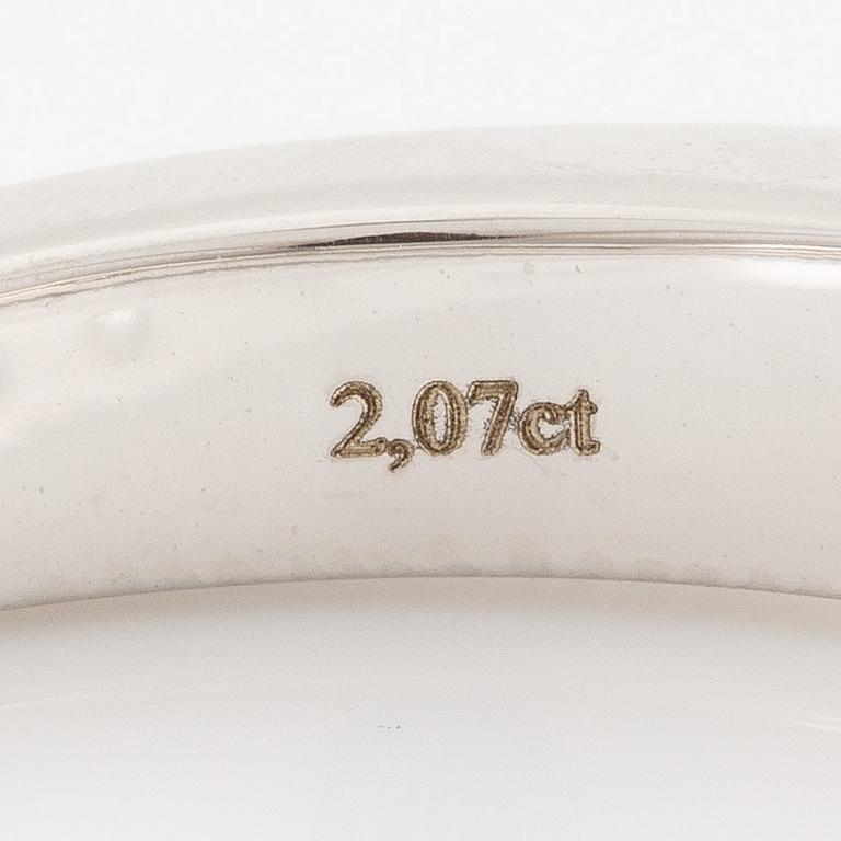 Ring halvallians 18K vitguld med fem briljantslipade diamanter.