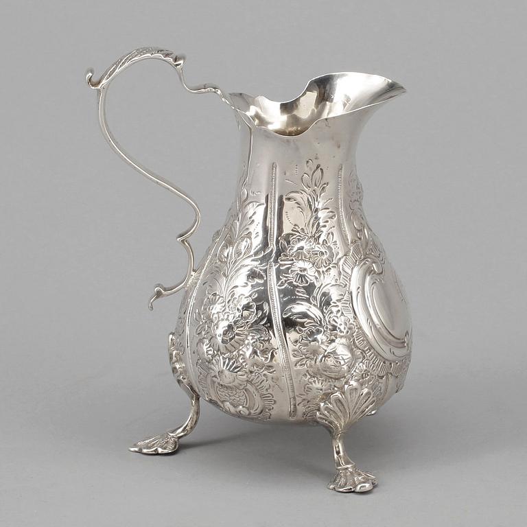 GRÄDDKANNA, silver, 1700/1800-tal. Otydliga stämplar. Vikt ca 290 gram.