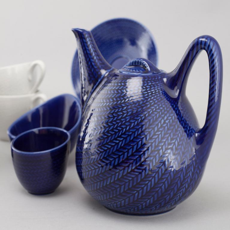 A set of tableware by Hertha Bengtsson called Blå Eld for Gustavsberg during late 20th century.