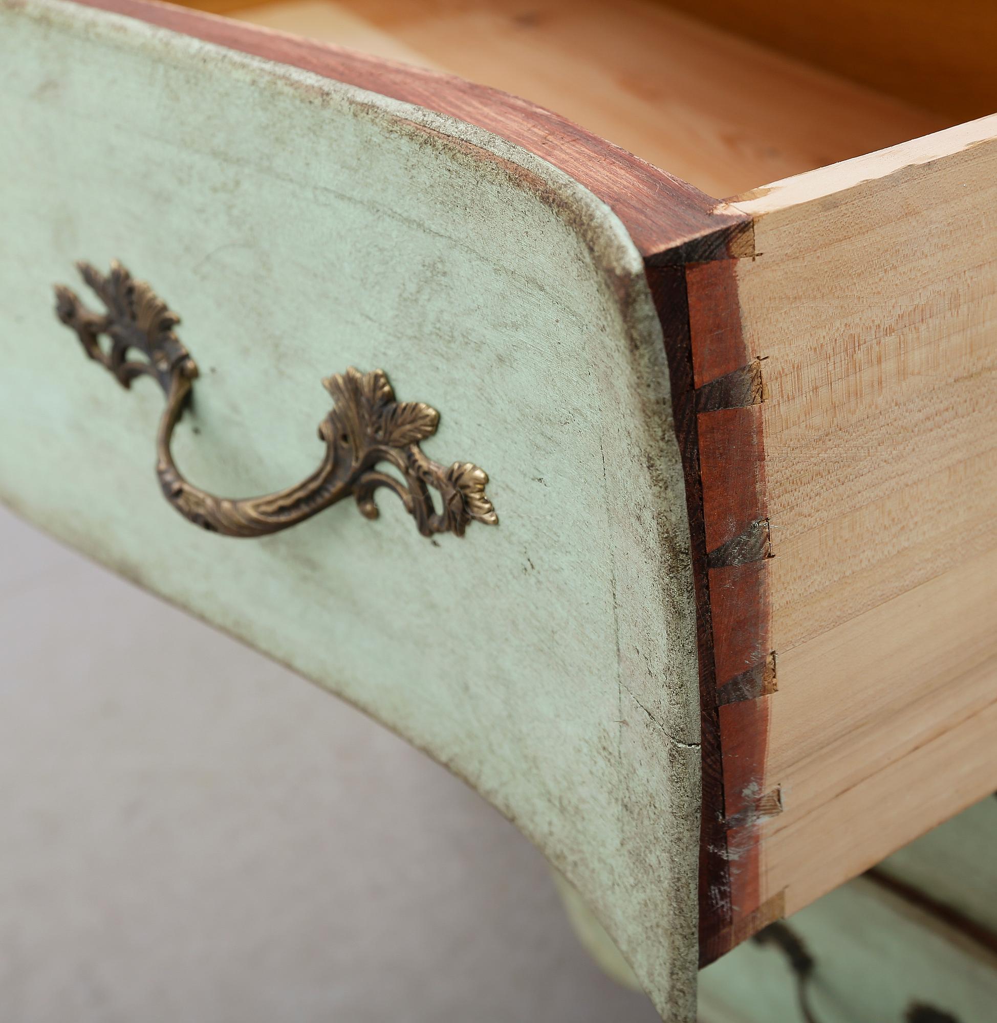 BYRÅ, rokokostil, 1900-talets första hälft.