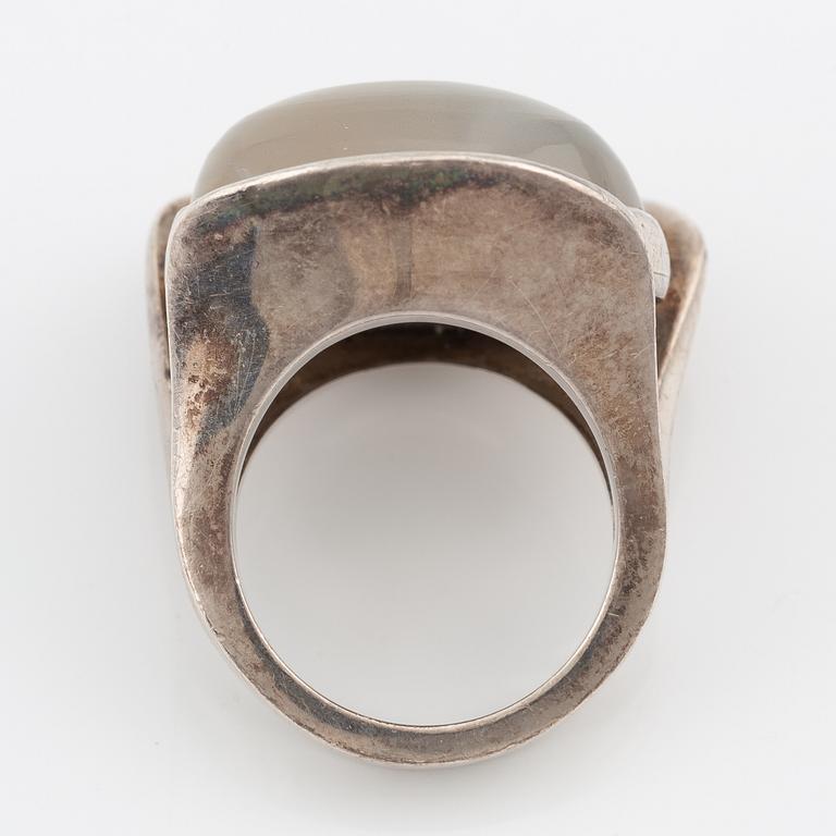 Ring sterlingsilver med vit cabochonslipad sten, Jan Brunk.