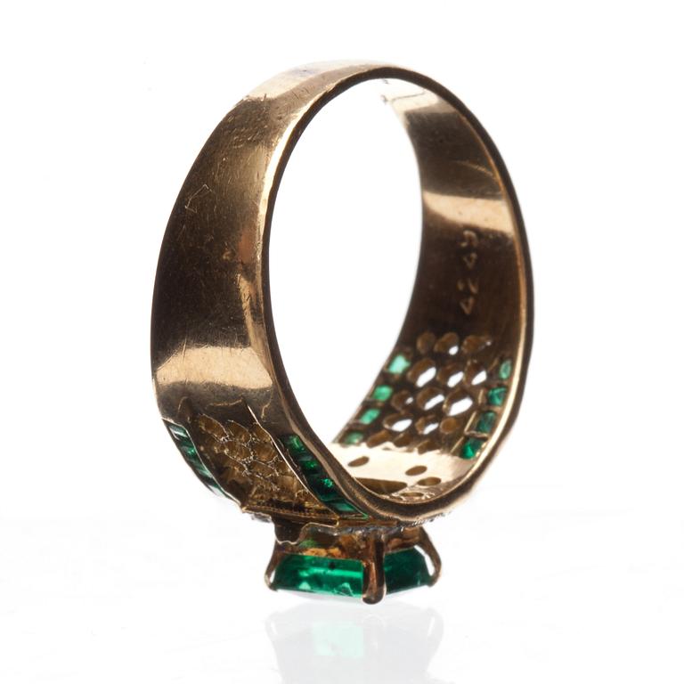 RINGAR, 3 st, 18k guld, besatta med safirer och smaragder, diamanter. Total vikt 14 g.