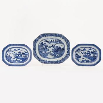 Stekfat, 3 st, (1+2) porslin, Kina, Qianlong (1736-1795) samt Jiaqing (1796-1820).