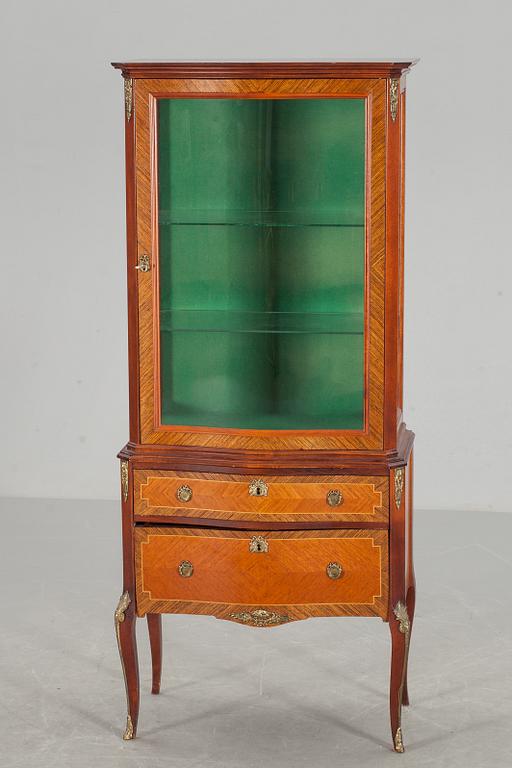 VITRINSKÅP, Louis XV-stil, 1900-tal.