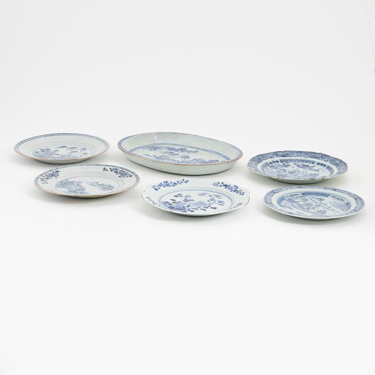 A blue and white Chinese porcelain serving dish and five plates, Qing dynasty, Qianlong, (1736-95).